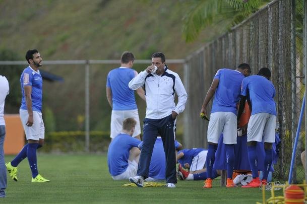 Vanderlei Luxemburgo observou treino tcnico dos reservas, comandado pelo auxiliar Deivid