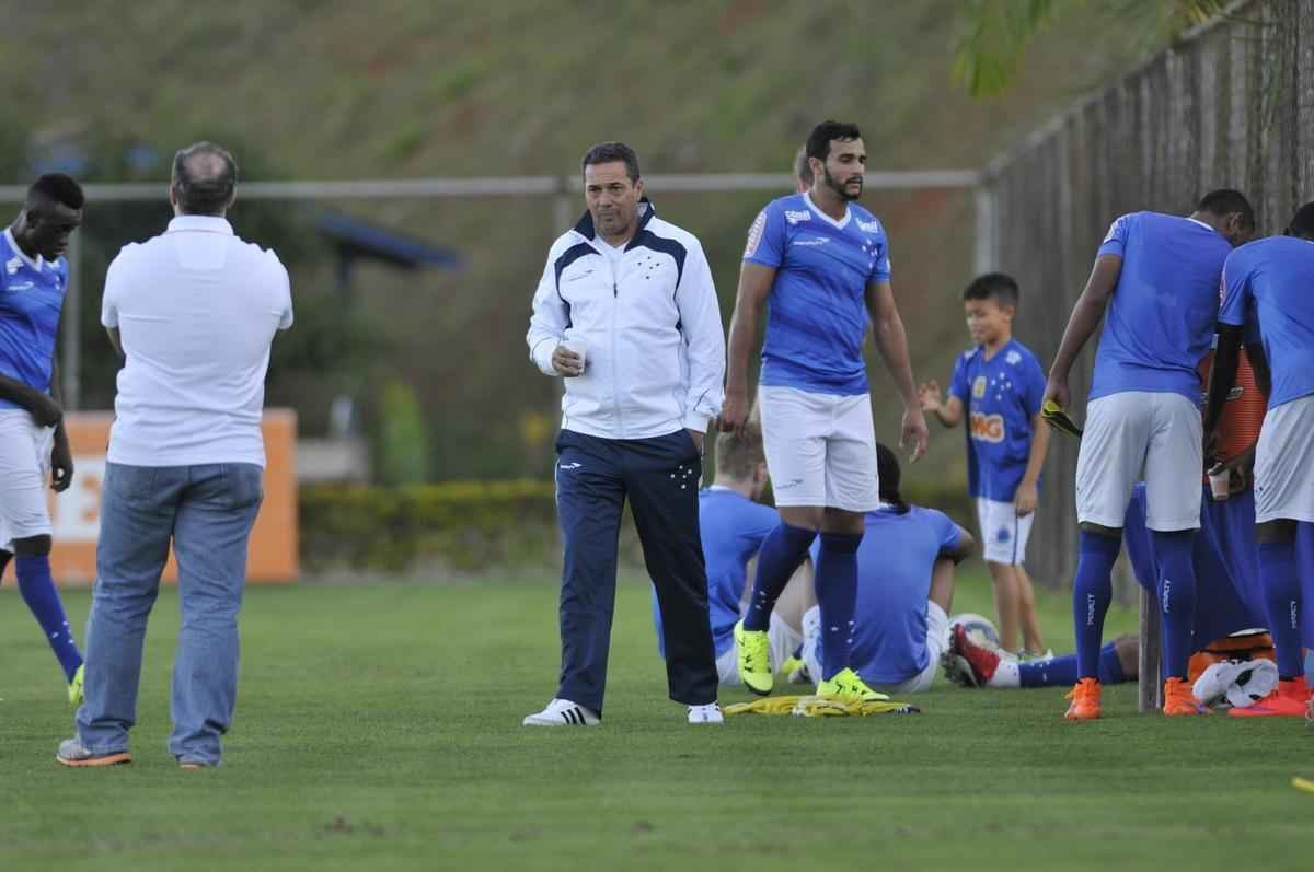 Vanderlei Luxemburgo observou treino tcnico dos reservas, comandado pelo auxiliar Deivid