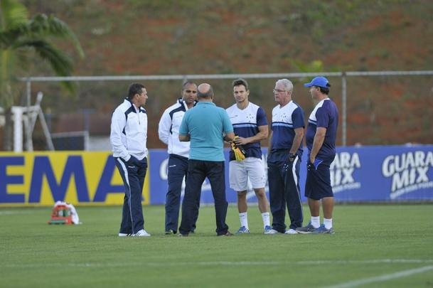 Vanderlei Luxemburgo observou treino tcnico dos reservas, comandado pelo auxiliar Deivid