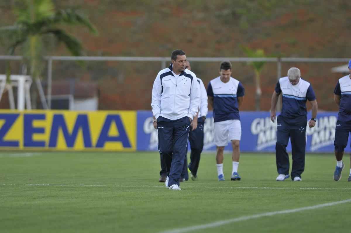 Vanderlei Luxemburgo observou treino tcnico dos reservas, comandado pelo auxiliar Deivid