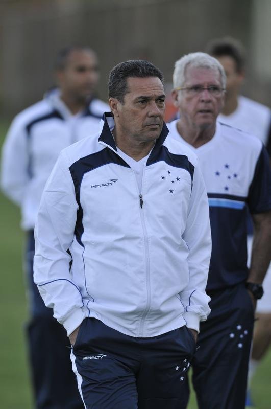 Vanderlei Luxemburgo observou treino tcnico dos reservas, comandado pelo auxiliar Deivid