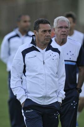 Vanderlei Luxemburgo observou treino tcnico dos reservas, comandado pelo auxiliar Deivid