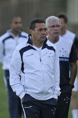 Vanderlei Luxemburgo observou treino tcnico dos reservas, comandado pelo auxiliar Deivid