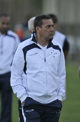 Vanderlei Luxemburgo observou treino tcnico dos reservas, comandado pelo auxiliar Deivid