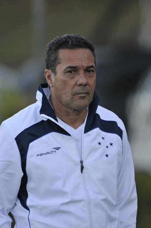 Vanderlei Luxemburgo observou treino tcnico dos reservas, comandado pelo auxiliar Deivid