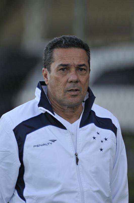 Vanderlei Luxemburgo observou treino tcnico dos reservas, comandado pelo auxiliar Deivid