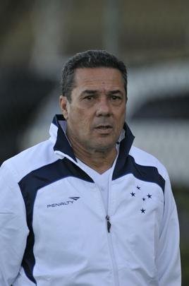Vanderlei Luxemburgo observou treino tcnico dos reservas, comandado pelo auxiliar Deivid