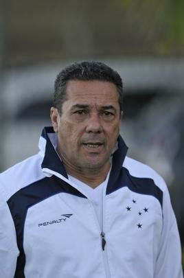 Vanderlei Luxemburgo observou treino tcnico dos reservas, comandado pelo auxiliar Deivid