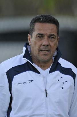 Vanderlei Luxemburgo observou treino tcnico dos reservas, comandado pelo auxiliar Deivid