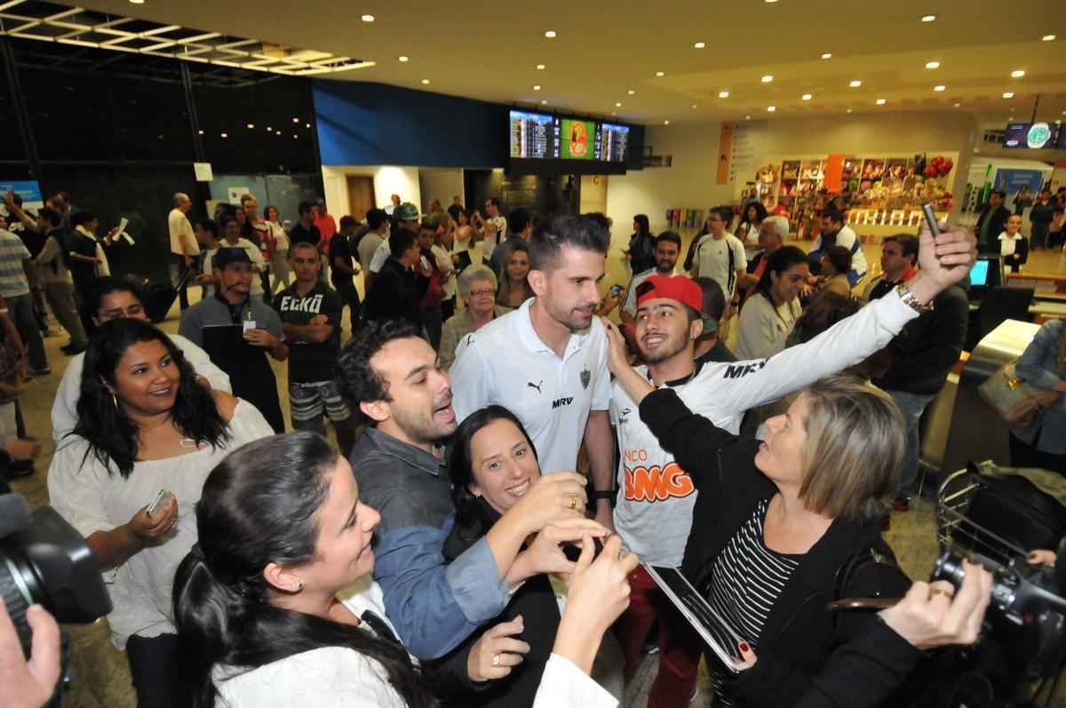 Delegao alvinegra fez escala em So Paulo antes de chegar em Confins, nesta quinta-feira