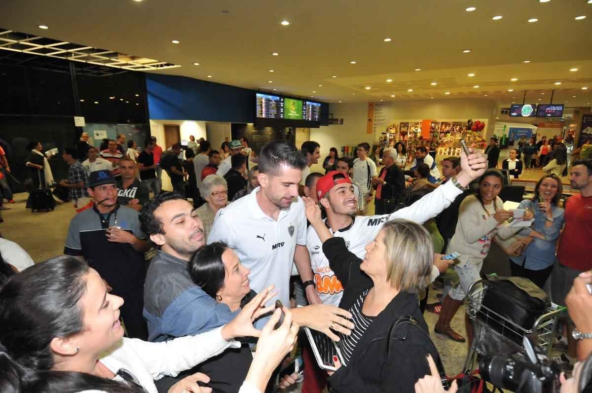 Delegao alvinegra fez escala em So Paulo antes de chegar em Confins, nesta quinta-feira