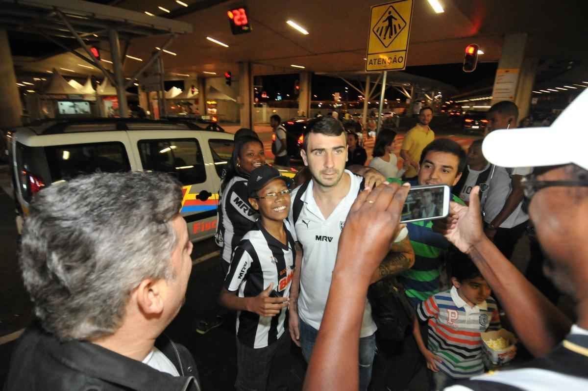 Delegao alvinegra fez escala em So Paulo antes de chegar em Confins, nesta quinta-feira