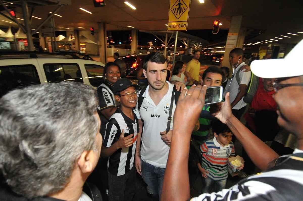 Delegao alvinegra fez escala em So Paulo antes de chegar em Confins, nesta quinta-feira