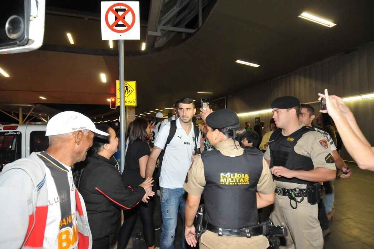 Delegao alvinegra fez escala em So Paulo antes de chegar em Confins, nesta quinta-feira