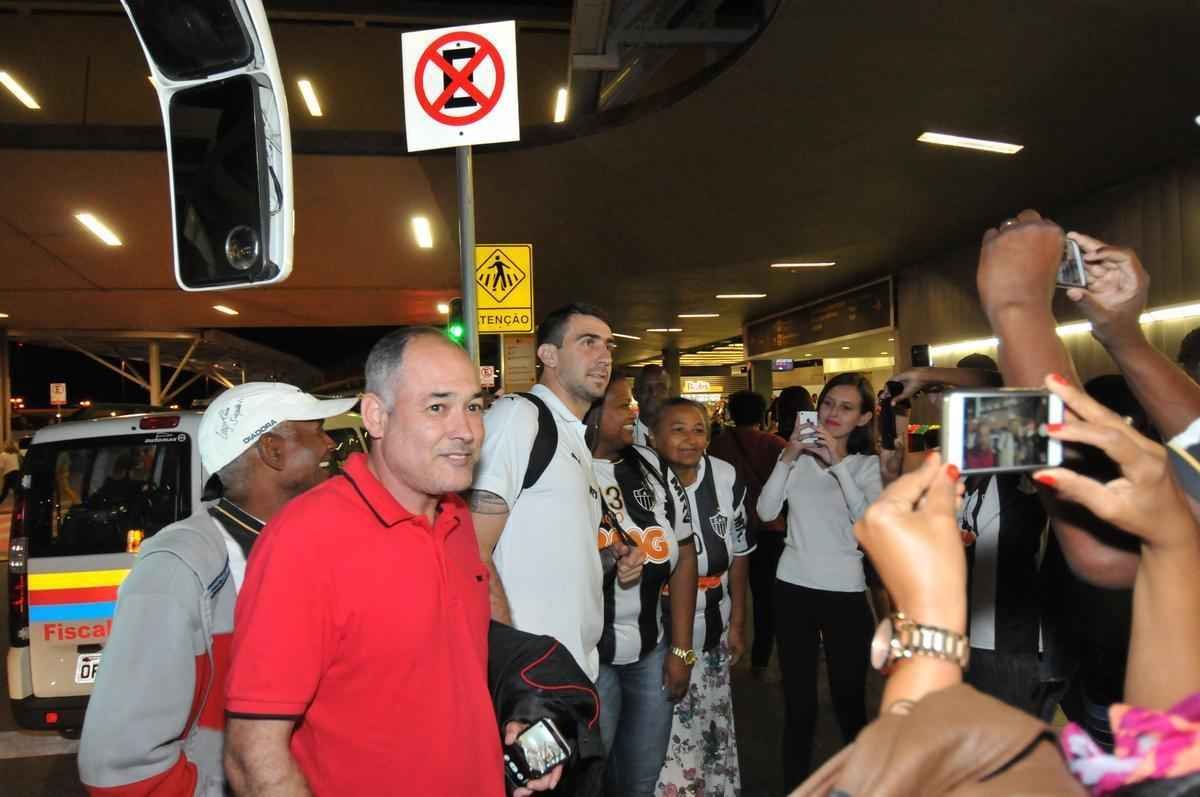 Delegao alvinegra fez escala em So Paulo antes de chegar em Confins, nesta quinta-feira