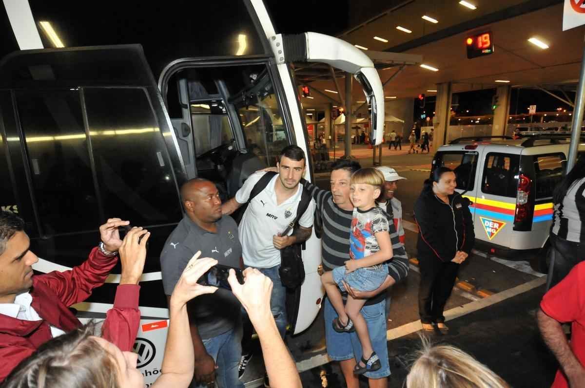 Delegao alvinegra fez escala em So Paulo antes de chegar em Confins, nesta quinta-feira