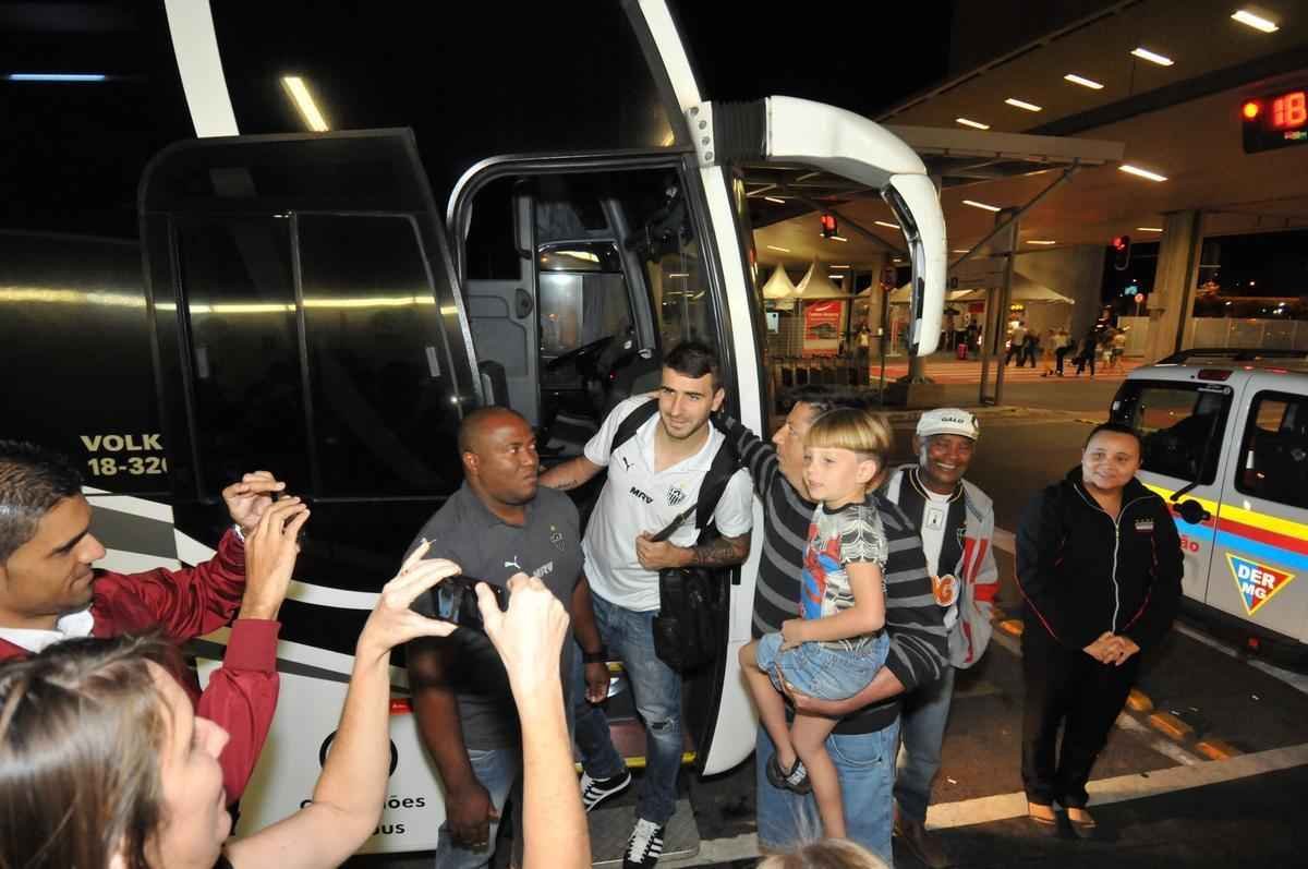 Delegao alvinegra fez escala em So Paulo antes de chegar em Confins, nesta quinta-feira