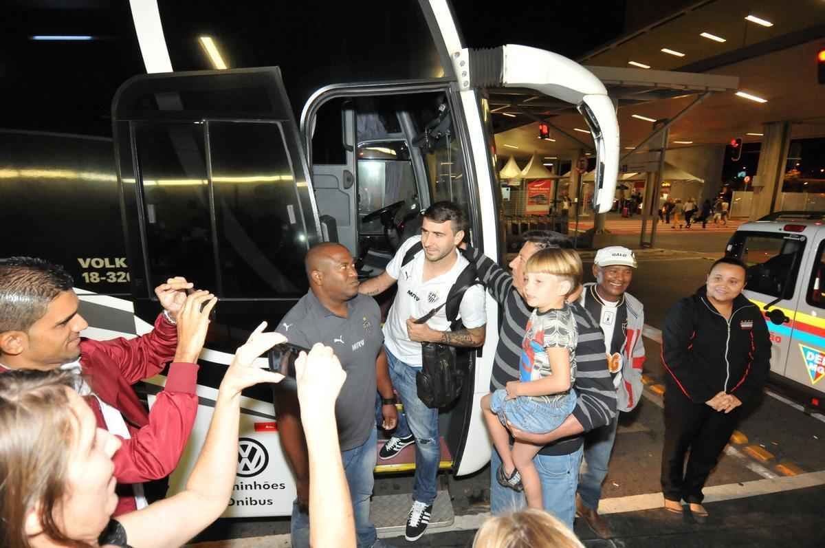 Delegao alvinegra fez escala em So Paulo antes de chegar em Confins, nesta quinta-feira