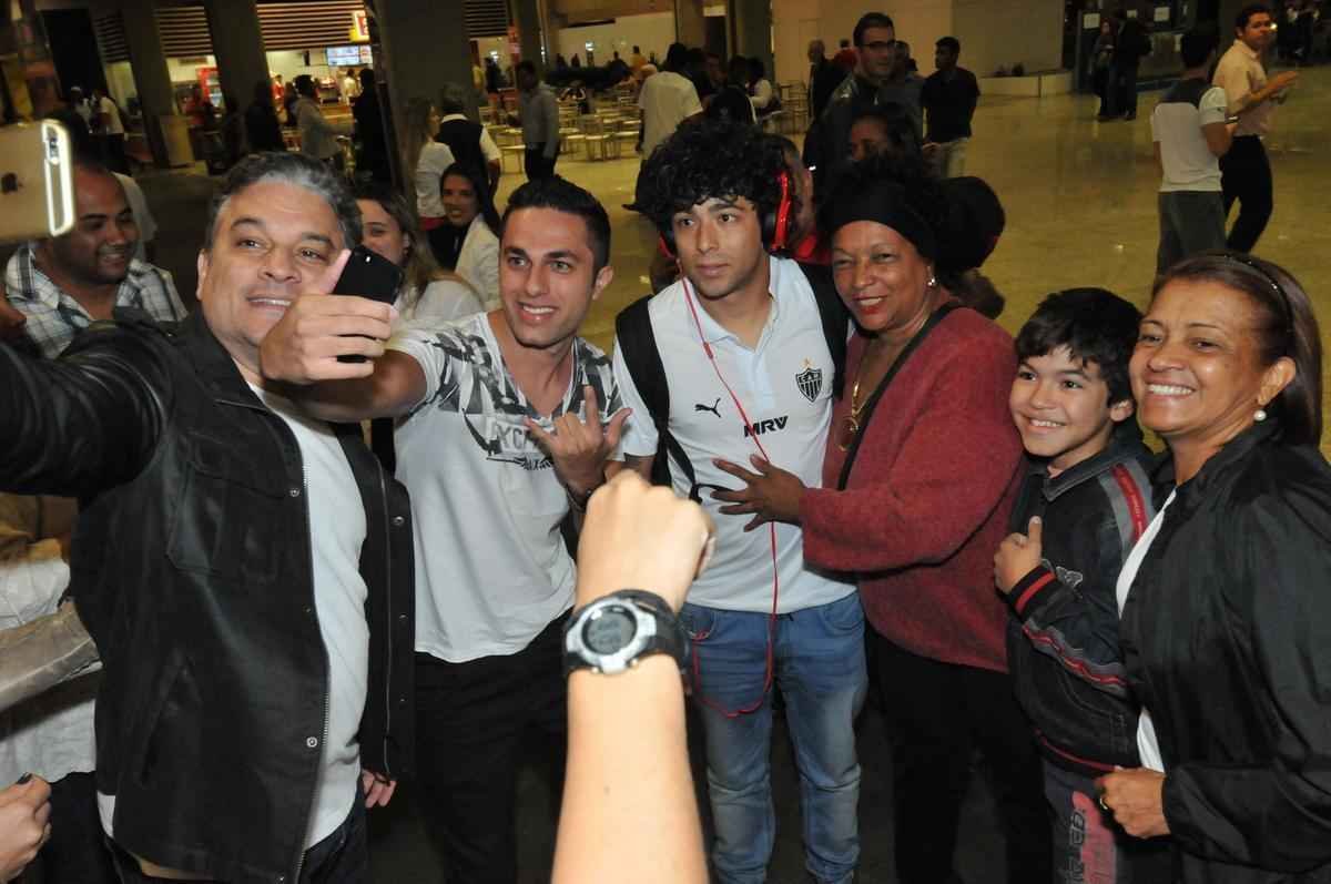 Delegao alvinegra fez escala em So Paulo antes de chegar em Confins, nesta quinta-feira