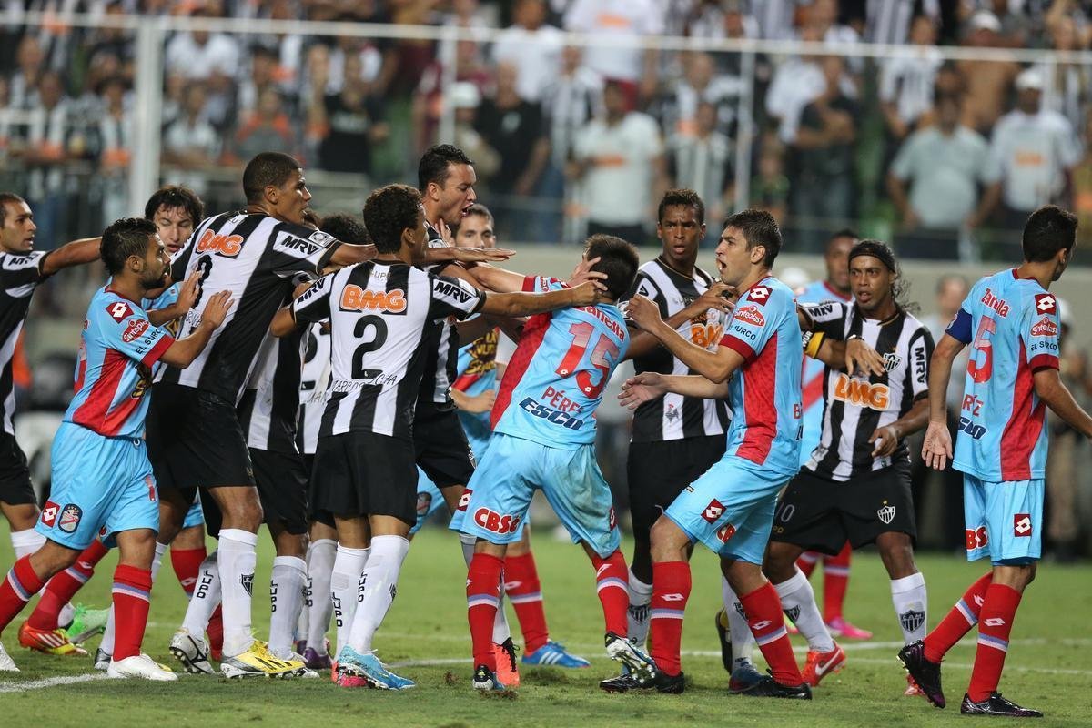 O confronto com o Arsenal, da Argentina, ficou marcado pela goleada de 5 a 2 aplicada pelo Atltico, por mais um golao de Ronaldinho e pela confuso criada pelos jogadores argentinos. Alm de tentarem brigar com os atleticanos, os atletas do Arsenal travaram uma batalha com a Polcia Militar. S deixaram o Independncia aps pagamento de fiana. A diretoria do Galo precisou emprestar dinheiro ao clube da Argentina.