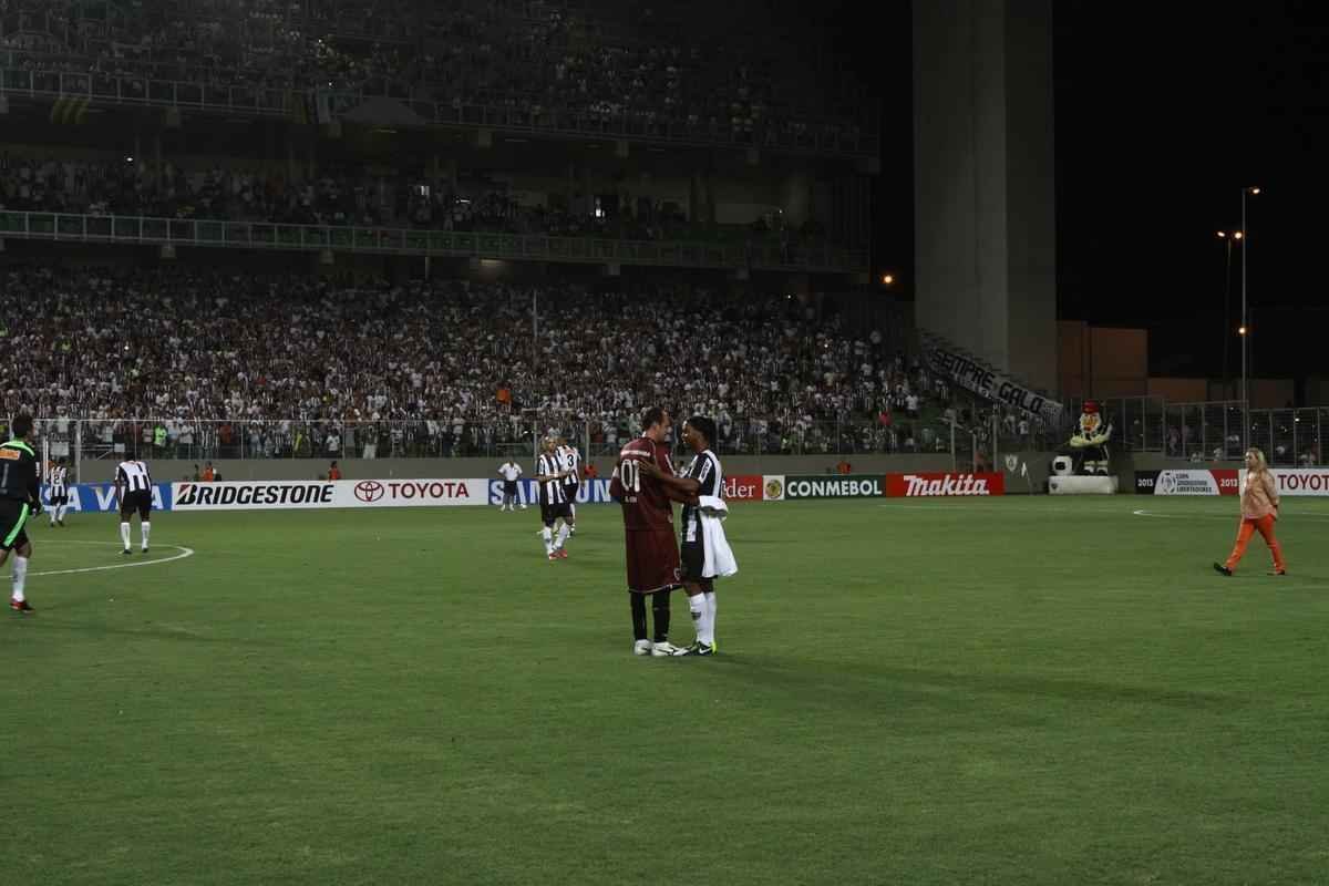 Na estreia na Libertadores 2013, o Galo bateu o So Paulo por 2 a 1. O confronto ficou marcado por um lance inusitado. Com o jogo paralisado para atendimento a Junior Csar, Ronaldinho foi at a rea tricolor e pediu gua ao goleiro Rogrio Ceni. Sem marcao ficou por l. A partida foi reiniciada e ele, livre, recebeu a bola de Marcos Rocha. Cruzou e J abriu o placar. 'Eu fui limpar a boca', contou Ronaldinho, negando malandragem na jogada.