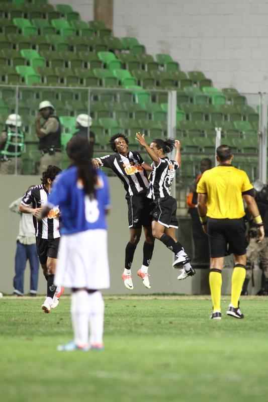 O craque da camisa 10 fez um golao pelo Atltico no clssico com o Cruzeiro, dia 26 de agosto de 2012. Ronaldinho partiu do meio-campo, driblou vrios adversrios e rolou a bola para as redes.