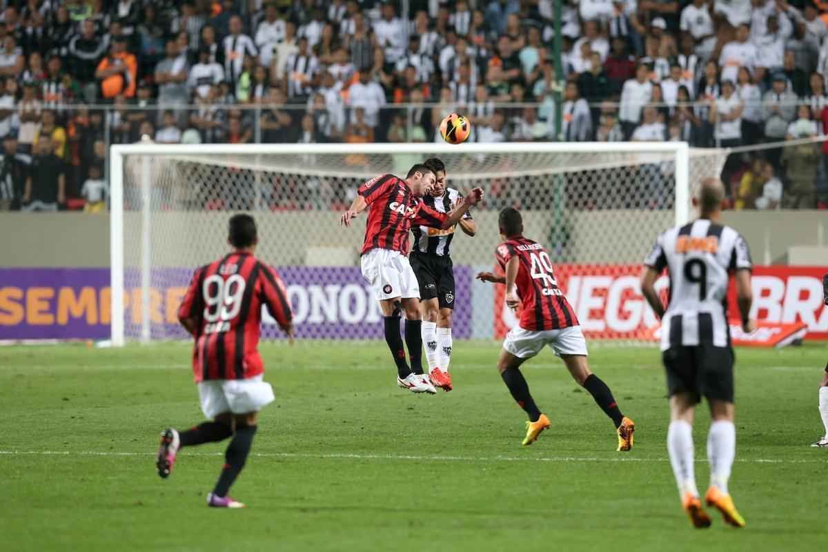 O Atltico foi imbatvel no Horto at o dia 31 de julho de 2013. O xar do Paran acabou com a invencibilidade alvinegra no estdio (aps a reconstruo) com triunfo por 2 a 1. A partida ainda marcou a despedida do jovem Bernard, vendido ao Shakhtar, da Ucrnia. Ele marcou um gol aos 34 do segundo tempo e acabou expulso. A partir da, o time paranaense conseguiu a virada.