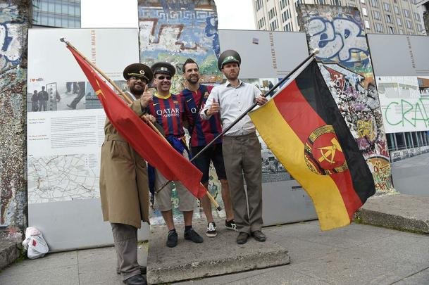 O clima é de festa e harmonia entre os torcedores de Barcelona e Juventus momentos antes da grande final da Liga dos Campeões