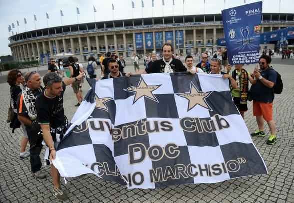 O clima é de festa e harmonia entre os torcedores de Barcelona e Juventus momentos antes da grande final da Liga dos Campeões