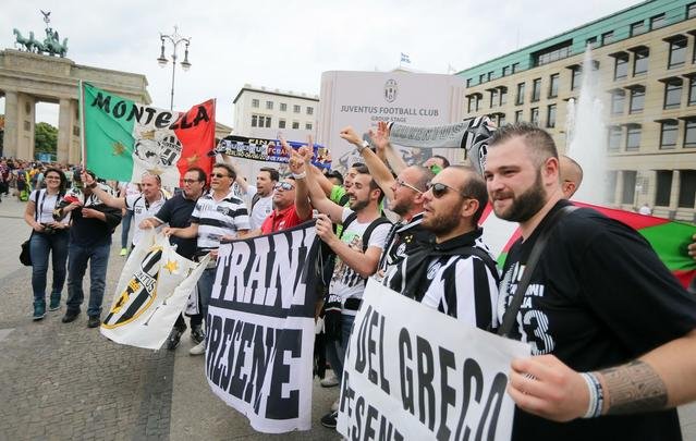 O clima é de festa e harmonia entre os torcedores de Barcelona e Juventus momentos antes da grande final da Liga dos Campeões