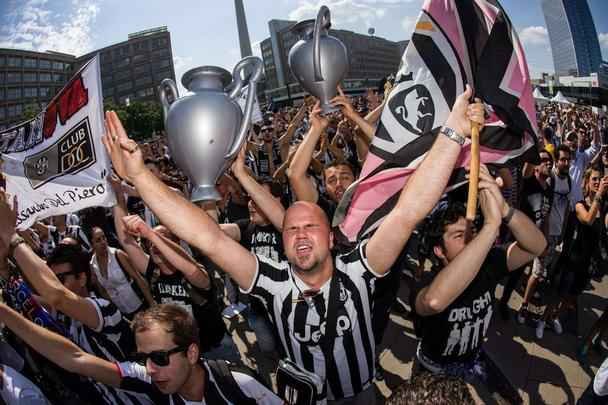 O clima é de festa e harmonia entre os torcedores de Barcelona e Juventus momentos antes da grande final da Liga dos Campeões