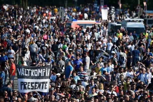 O clima é de festa e harmonia entre os torcedores de Barcelona e Juventus momentos antes da grande final da Liga dos Campeões