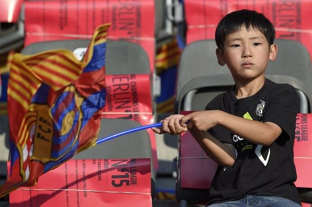 O clima é de festa e harmonia entre os torcedores de Barcelona e Juventus momentos antes da grande final da Liga dos Campeões