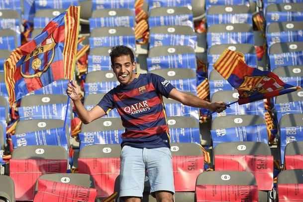 O clima é de festa e harmonia entre os torcedores de Barcelona e Juventus momentos antes da grande final da Liga dos Campeões