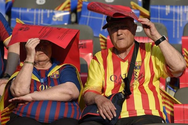 O clima é de festa e harmonia entre os torcedores de Barcelona e Juventus momentos antes da grande final da Liga dos Campeões