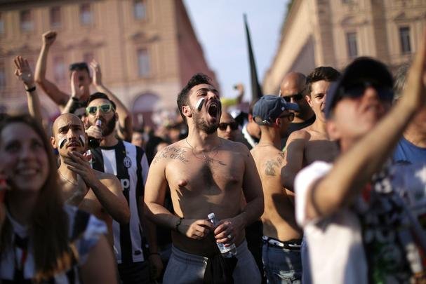 O clima é de festa e harmonia entre os torcedores de Barcelona e Juventus momentos antes da grande final da Liga dos Campeões