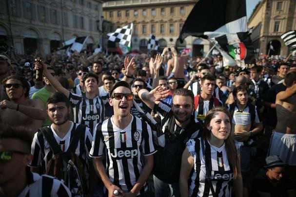 O clima é de festa e harmonia entre os torcedores de Barcelona e Juventus momentos antes da grande final da Liga dos Campeões