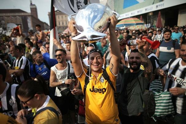 O clima é de festa e harmonia entre os torcedores de Barcelona e Juventus momentos antes da grande final da Liga dos Campeões