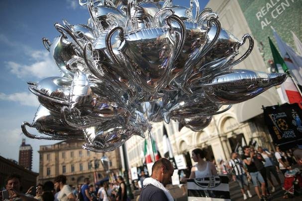 O clima é de festa e harmonia entre os torcedores de Barcelona e Juventus momentos antes da grande final da Liga dos Campeões