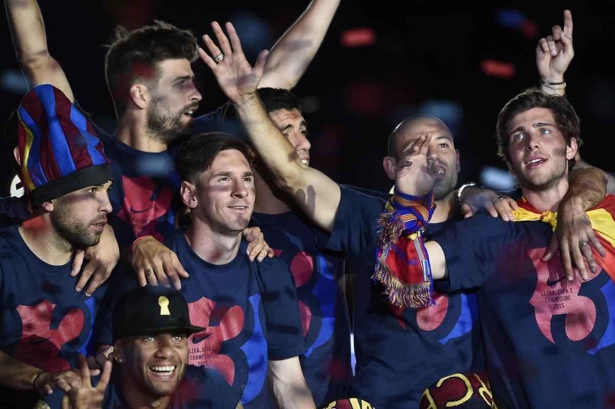 Com direito a festa, discurso dos jogadores e emoo, craques do Barcelona comemoram ttulo da Liga dos Campees no Estdio Camp Nou