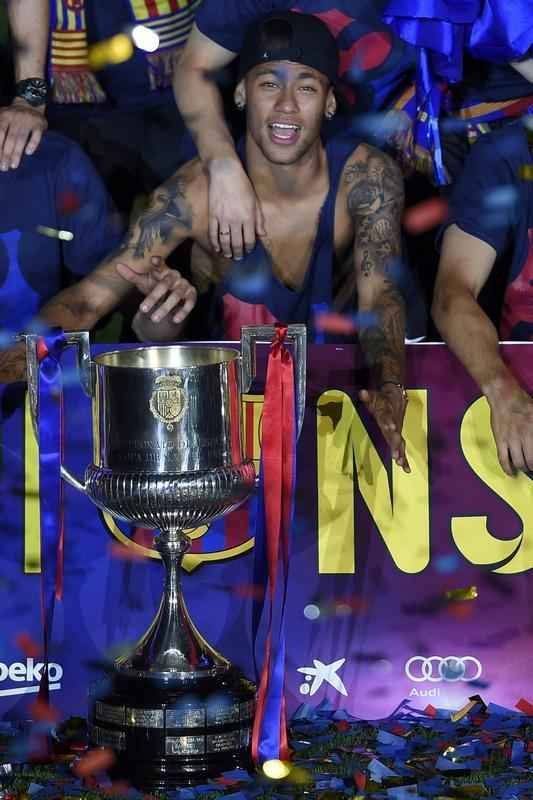 Com direito a festa, discurso dos jogadores e emoo, craques do Barcelona comemoram ttulo da Liga dos Campees no Estdio Camp Nou