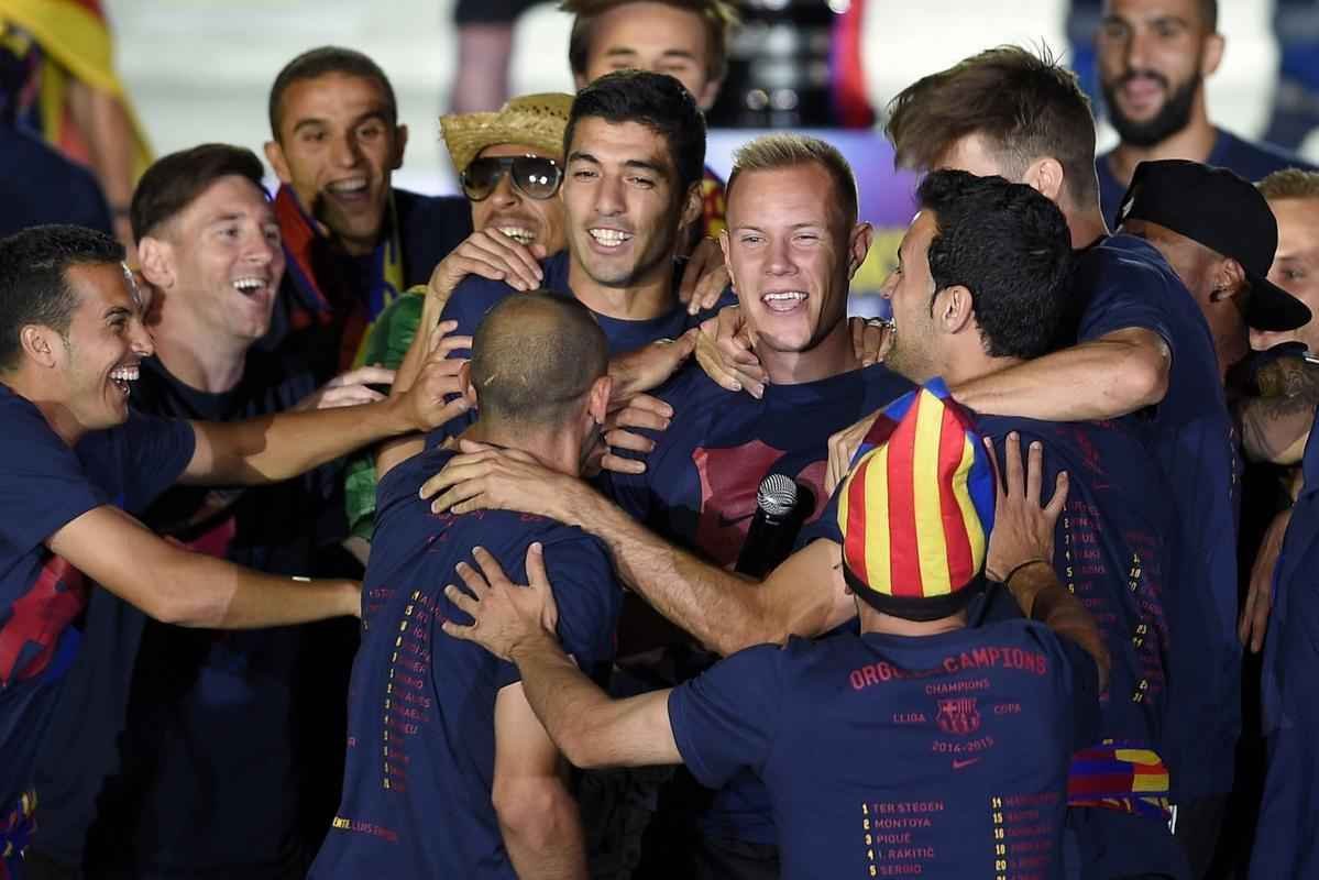 Com direito a festa, discurso dos jogadores e emoo, craques do Barcelona comemoram ttulo da Liga dos Campees no Estdio Camp Nou