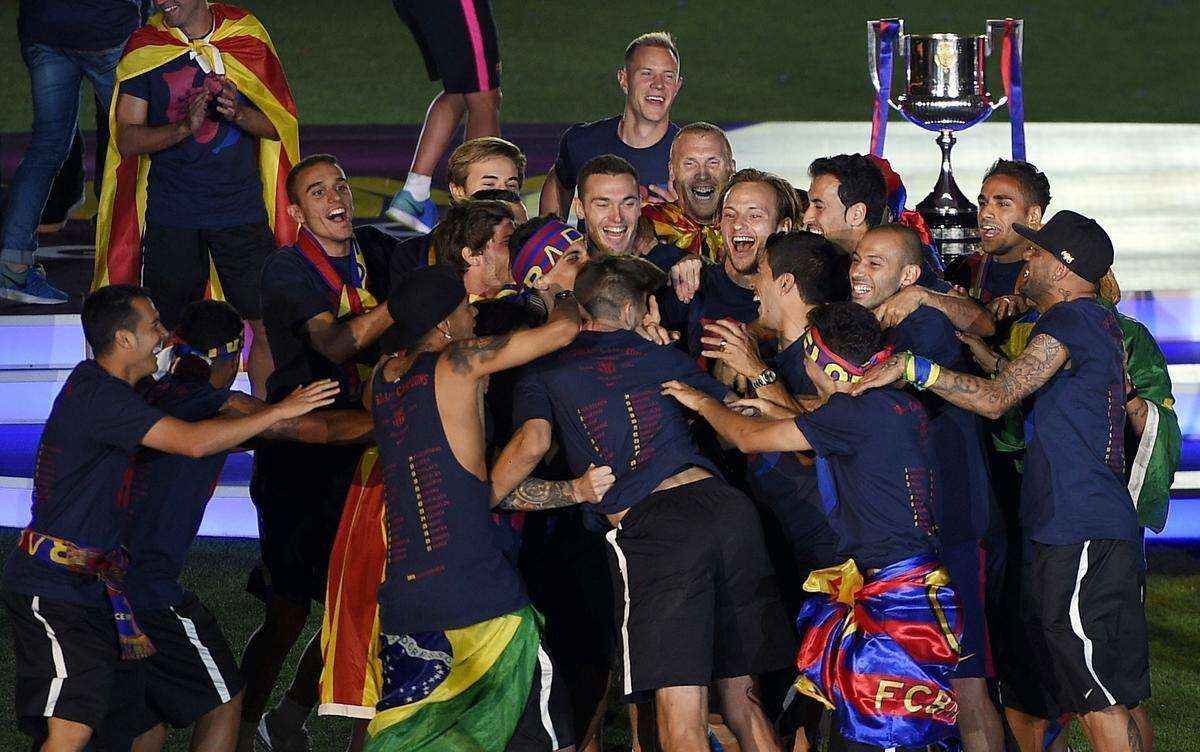 Com direito a festa, discurso dos jogadores e emoo, craques do Barcelona comemoram ttulo da Liga dos Campees no Estdio Camp Nou