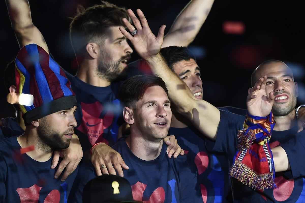 Com direito a festa, discurso dos jogadores e emoo, craques do Barcelona comemoram ttulo da Liga dos Campees no Estdio Camp Nou