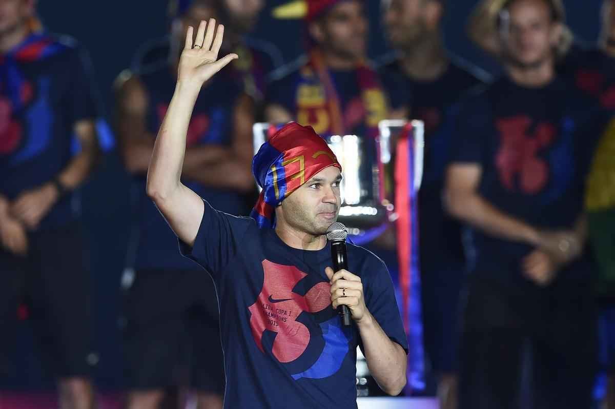 Com direito a festa, discurso dos jogadores e emoo, craques do Barcelona comemoram ttulo da Liga dos Campees no Estdio Camp Nou