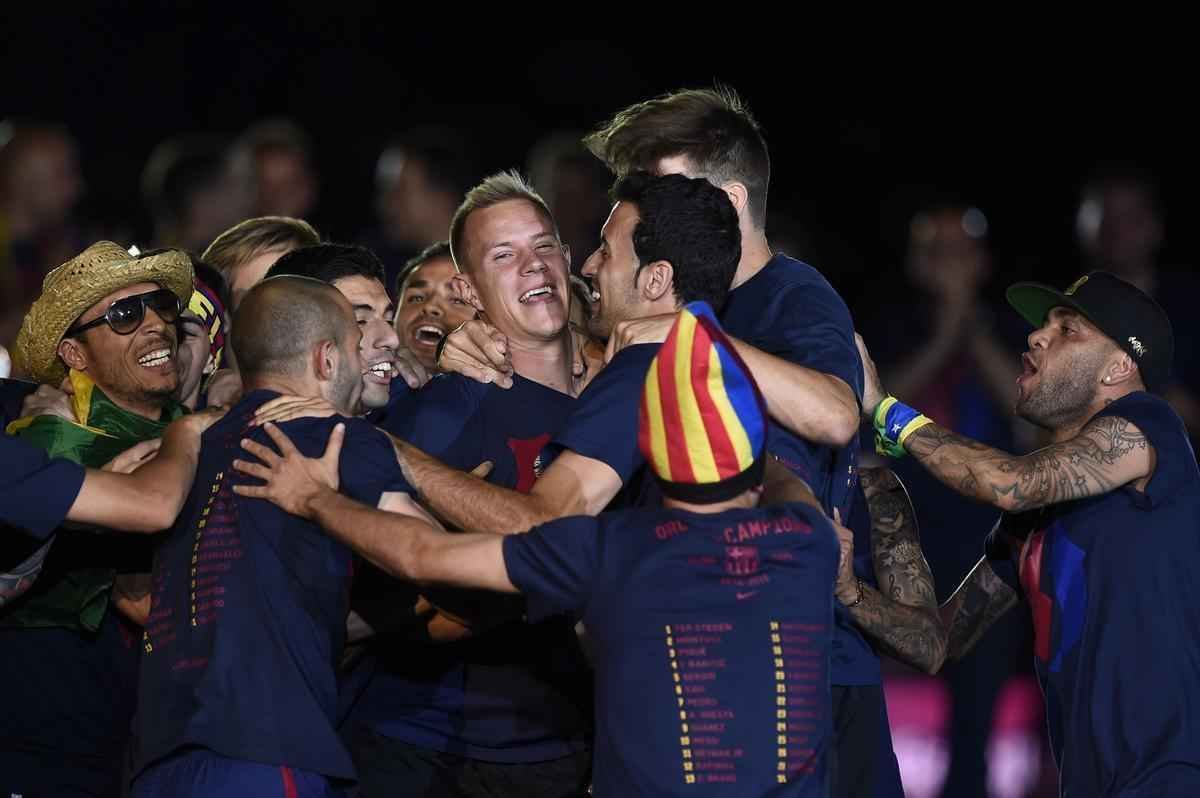 Com direito a festa, discurso dos jogadores e emoo, craques do Barcelona comemoram ttulo da Liga dos Campees no Estdio Camp Nou