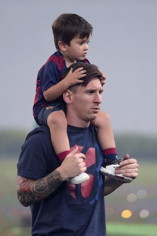 Com direito a festa, discurso dos jogadores e emoo, craques do Barcelona comemoram ttulo da Liga dos Campees no Estdio Camp Nou