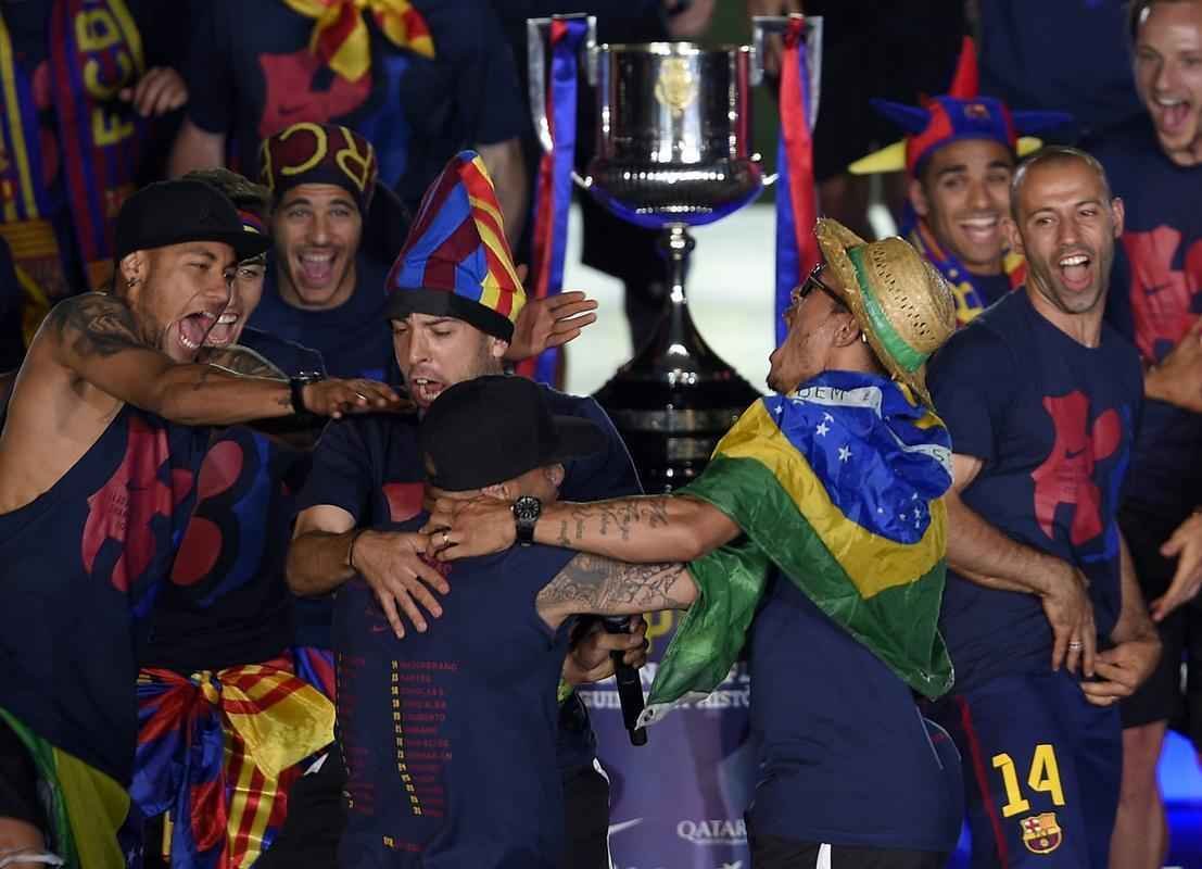 Com direito a festa, discurso dos jogadores e emoo, craques do Barcelona comemoram ttulo da Liga dos Campees no Estdio Camp Nou