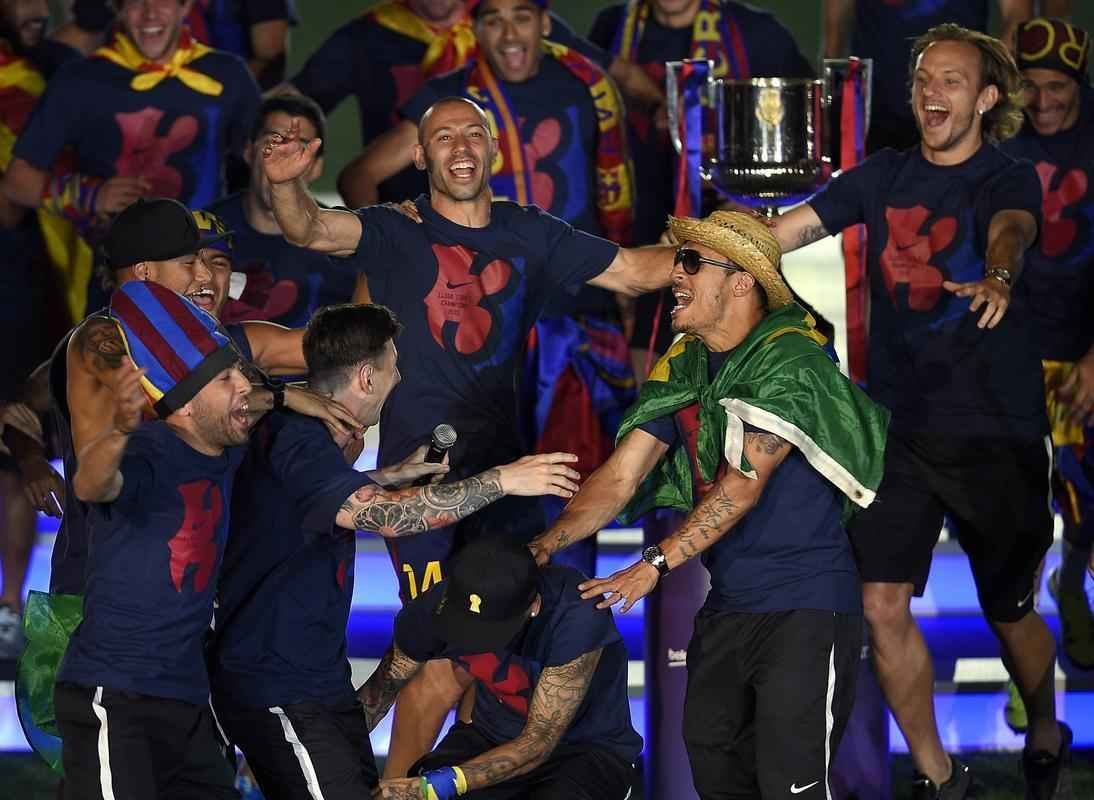 Com direito a festa, discurso dos jogadores e emoo, craques do Barcelona comemoram ttulo da Liga dos Campees no Estdio Camp Nou