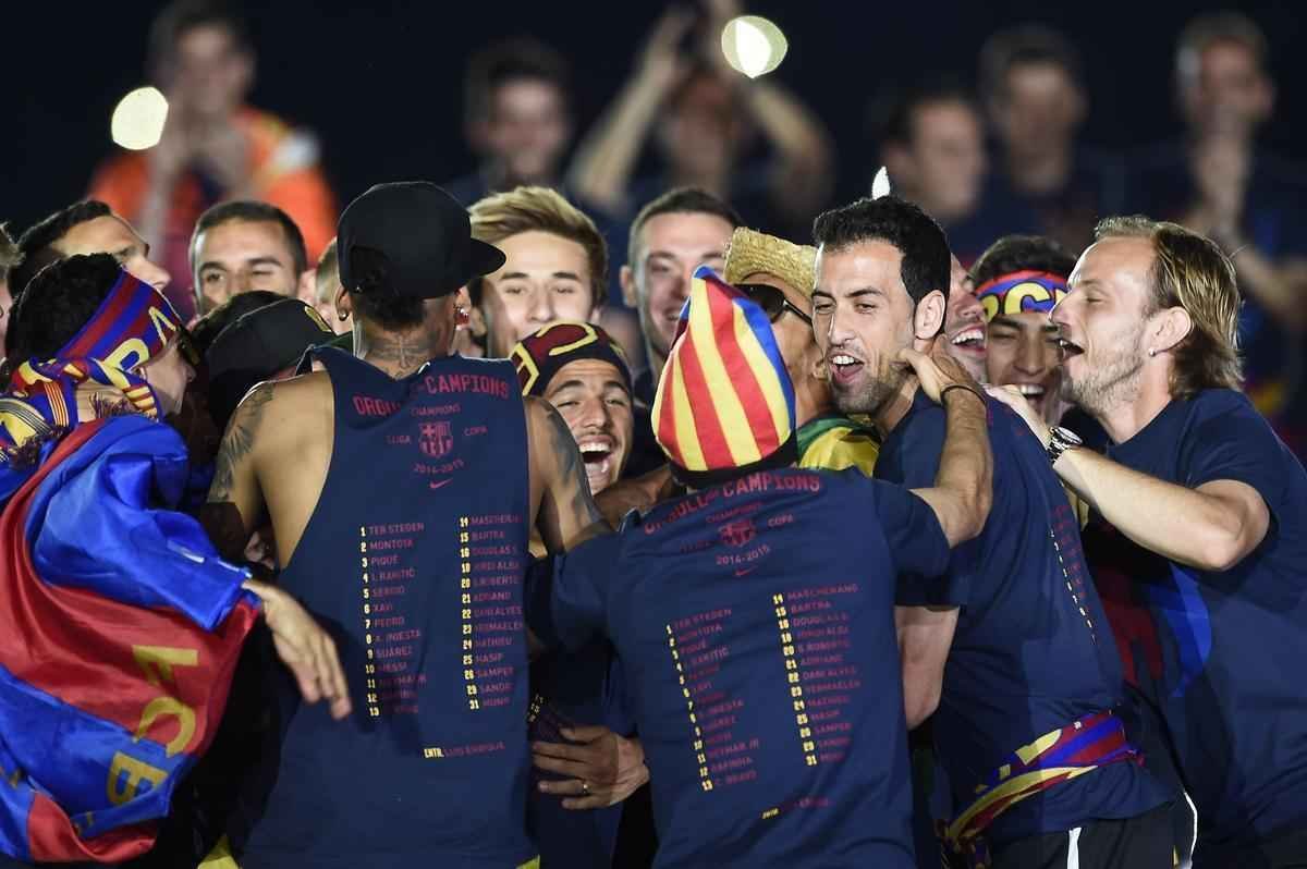 Com direito a festa, discurso dos jogadores e emoo, craques do Barcelona comemoram ttulo da Liga dos Campees no Estdio Camp Nou